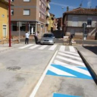 El alcalde saluda al primer conductor que circula por la calle San Pedro tras su apertura.