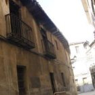 Un vecino del barrio del Mercado observa el edificio de la calle Hospicio donde ocurrió el grave inc