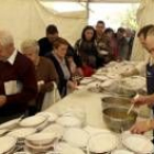 Las degustaciones, como ésta de Tineo, son uno de los platos fuertes de la Feria de San Simón