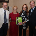 Fernando Rey, María Jesús Soto, Silvia Clemente y Antonio Silván, con un ejemplar del libro. RAMIRO