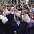 Algunos de los bailarines del pasacalles que recorrió La Coruña.
