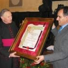 Bernardo Velado recibe el título de hijo adoptivo de Astorga de manos del alcalde