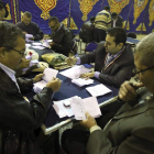 Unos oficiales de las elecciones de Egipto recuentan papeletas.