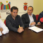 Julio Arias, Gerardo Díaz, Alfonso Arias, José Luis Ramón y Rafael Blanco, ayer en la firma del convenio.