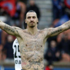 El jugador del PSG, Zlatan Ibrahimovic, muestra sus tatuajes en la celebración de un gol.