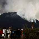 Un grupo de turistas observan desde la carretera la erupción del volcán Cumbre Vieja. JESÚS DIGES