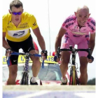 Pantani y Armstrong cruzan juntos la meta en el Mont Ventoux.
