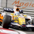 El piloto español Fernando Alonso a los mandos de un Renault.