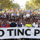 La cabecera de la manifestación de Barcelona, con los representantes de los colectivos que atendieron a las víctimas de los atentados.