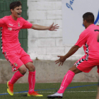 El goleador Toni lo celebra con Ángel Bastos. CHEMA ANDRÉS