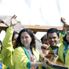 Jóvenes brasileños reciben la Cruz de las JMJ.