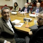 Toni Ferrer, Ramón Górriz y José María Lacasa, al fondo, durante la reunión de ayer.