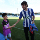 Lucas Domínguez saluda a un aficionado de la Ponferradina.