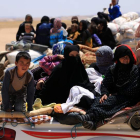 Varias familias sirias mientras abandonan Raqqa, dominada por el Estado Islámico. ZEIN AL-RIFAI