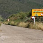 El firme de la carretera entre Santa Marina y Congosto está muy dañado