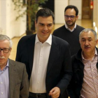Pedro Sánchez, entre los dirigentes de CCOO, Ignacio Fernández Toxo (izqda.), y UGT, Josep Maria Álvarez, en su anterior etapa como secretario general del PSOE.