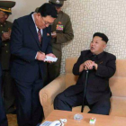 Fotografía del 'Rodong Sinmun' que muestra al líder Kim Jong-un apoyado en un bastón en su reaparición.