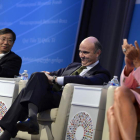 Yi Gang y Christine Lagarde aplauden al ministro de Economía, Luis de Guindos.