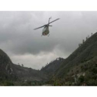 Un helicóptero de la Armada sobrevuela la zona donde militares intentaban ayer recuperar los cuerpos