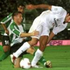 Figo y Varela, en un momento del partido entre el Madrid y el Betis