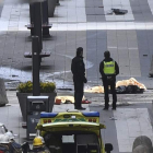 La policía junto al cuerpo de una de las víctimas del atentado en Estocolmo. FREDRIK SANDBERG