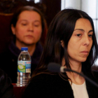 Raquel Gago, cómplice de la asesina de Carrasco —tras ella—, en un momento del juicio. J. CASARES