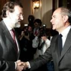Mariano Rajoy saluda al presidente de Andalucía, Manuel Chaves