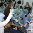 Un hombre recibe asistencia médica tras sufrir un atentado en Alepo.