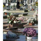 Imagen del cementerio de la ciudad, lleno de flores en sus tumbas