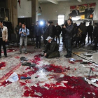 Varios periodistas inspeccionan el lugar de un atentado suicida en el Palacio de Justicia de Damasco (Siria), el pasado 15 de marzo.