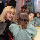 Isabel Carrasco charla con los pequeños de una guardería durante una visita