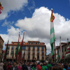 La romería de Cosamai, que sale de la plaza Mayor, reúne a los pendones de una veintena de pueblos, a los vecinos, usuarios, trabajadores y autoridades. A.V.