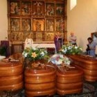 Los cuatro féretros, con los cuerpos de la madre y sus tres hijos, ayer en la iglesia de Carbajal