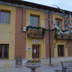 Imagen de la fachada del consultorio médico de Fresno de la Vega, junto a la casa consistorial. MEDINA