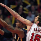 Pau Gasol disputa el balón a David West, de Indiana Pacers.