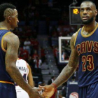 LeBron James celebra una canasta junto a J.R. Smith en el encuentro que enfrentaba a los Calvaliers y a los Hawks.