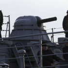 Soldados ucranianos en un buque de guerra en el puerto de Sebastopol.