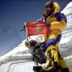 Oiarzábal, con la bandera alavesa, tras coronar otro «ochomil» en 1999