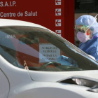 Miembros del hospital de la Malvarrosa, en Valencia, realizan test rápidos a las puertas del centro. ANA ESCOBAR