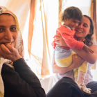 María Peñalosa, con un niño en brazos, en un campo en Grecia, desde donde trabaja para concienciar de la situación actual de las personas refugiadas. DL