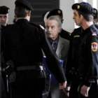 Fritzl, rodeado de policías durante el segundo día de su juicio, ayer