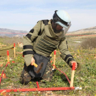 Un militar español desactiva una mina antipersona