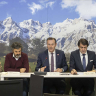 Los consejeros de Cantabria (centro) junto al de Asturias y Castilla y León, ayer en el Patronato. DL