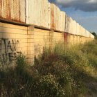 Esta pintada puede leerse en la parte de atrás del estadio Hispánico, cerca de la zona donde viven muchos gitanos en la capital. ÁLVARO CABALLERO