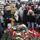 Una multitud deposita flores sobre la tumba de Boris Nemstov.