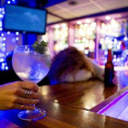 Una bebida alcohólica en primer plano, en una barra de un bar de Barcelona.