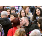 Varias personas se besan en el acto organizado en la plaza de la ciudad. ANTONIO GARCÍA