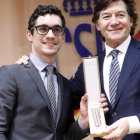 El patinador Javier Fernández junto al secretario de Estado para el Deporte, José Ramón Lete. ZIPI