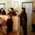 Usuarios de un centro de salud de Sahagún esperan entrar en la consulta médica