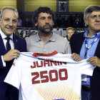 Juanín García junto a Cayetano Franco durante el homenaje por sus 2.500 goles en la Liga. J. CASARES